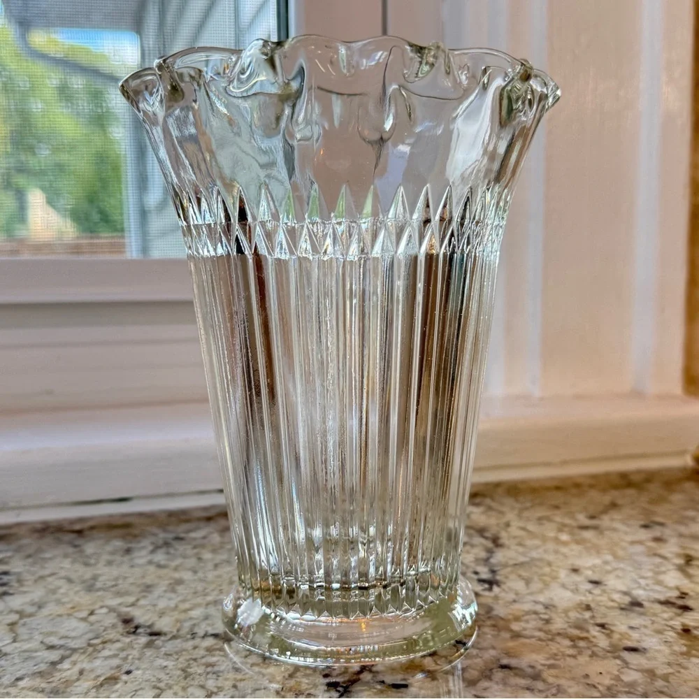 Ribbed Glass Vase with Wavy Trim